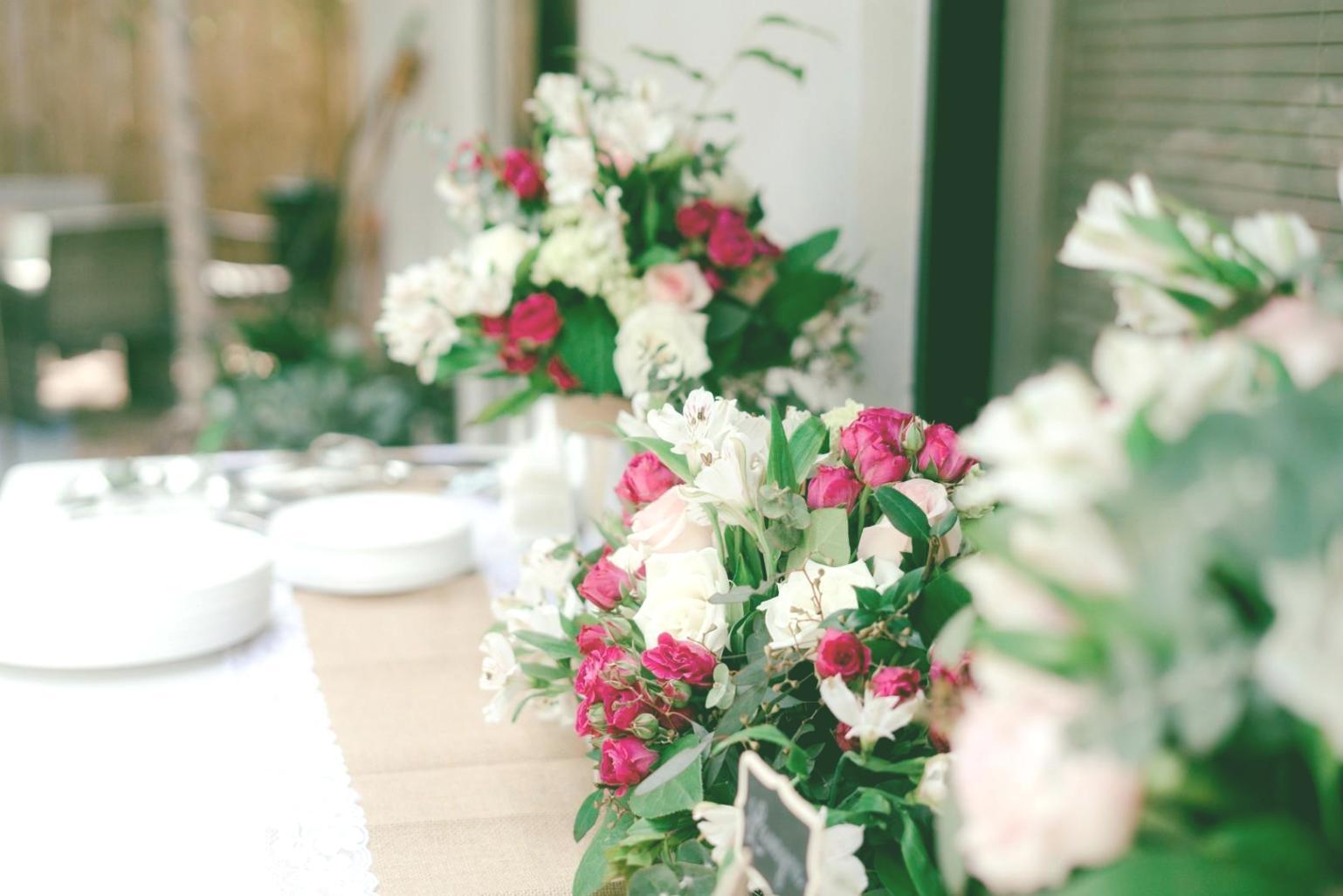 Fertige Blumenarrangements aus dem Zonaviru-Workshop – verschiedene Sorten im Vergleich